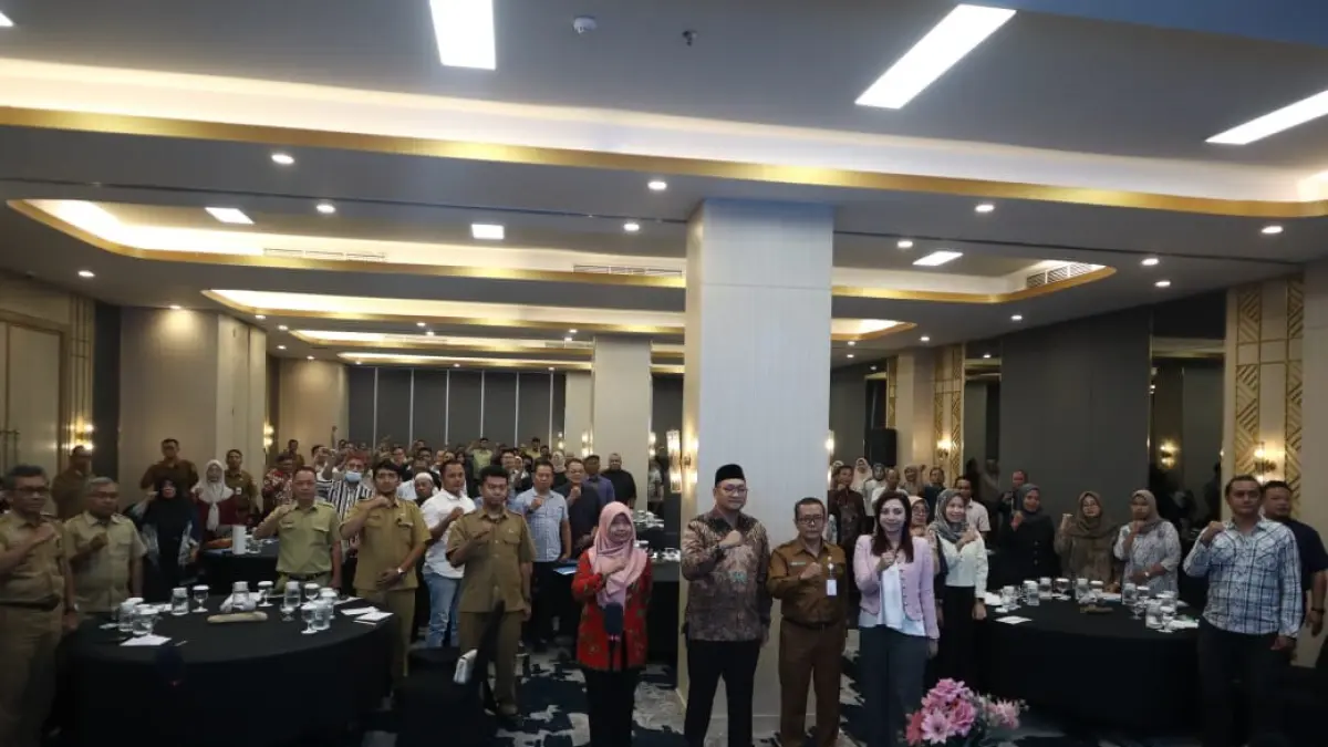 KOMITMEN: Wakil Bupati Muhammad Rizal Octavian didampingi Kepala DPRKP2 Bambang Purwanto bersama para pengembang perumahan menjalin komitmen percepatan penyerahan PSU dalam sosialisasi di Hotel Aston Mojokerto, kemarin (11/8).