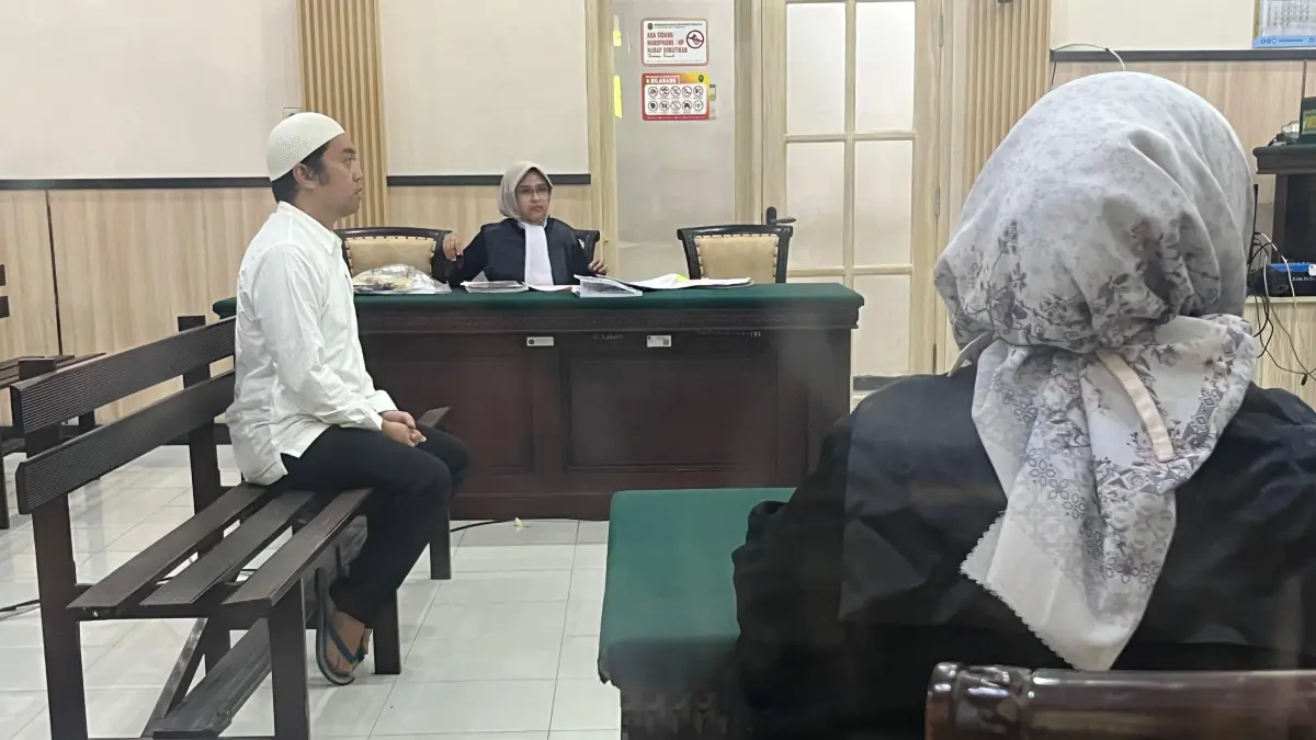 &nbsp;LAKU CABUL: IM, terdakwa rudapaksa anak tiri saat menjalani sidang pertama di Pengadilan Negeri Mojokerto, Senin (10/8). (Farisma JPRM)
