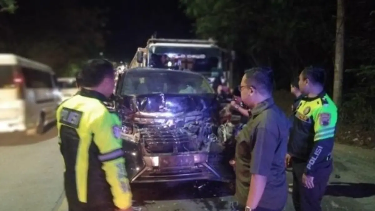 Mobil Alphard KH Anwar Zahid ringsek ditabrak truk di Padangan