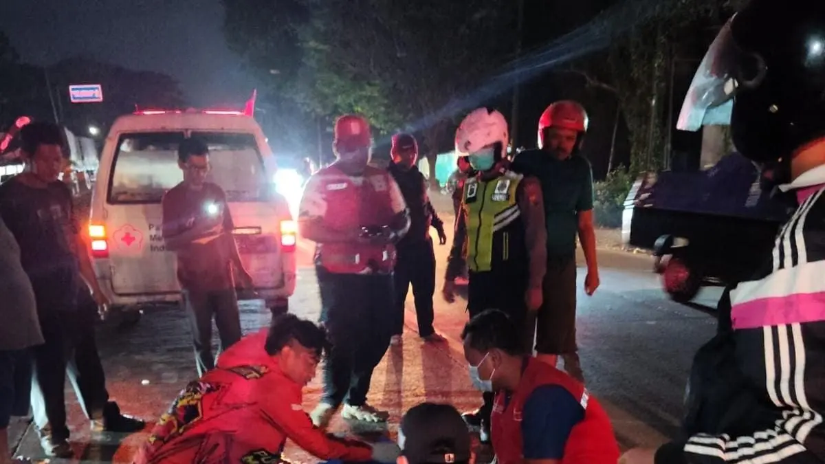 NAHAS: Jasad korban dievakuasi petugas ke kamar jenazah RSUD dr Wahidin Sudiro Husodo Kota Mojokerto, Selasa (11/8). (Martda JPRM)