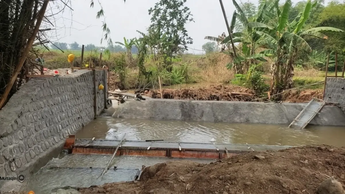 ON PROGRESS: Pengerjaan Peningkatan Jaringan Irigasi Cakarayam II kini mencapai 30 persen, Selasa (11/8). (Dori JPRM)