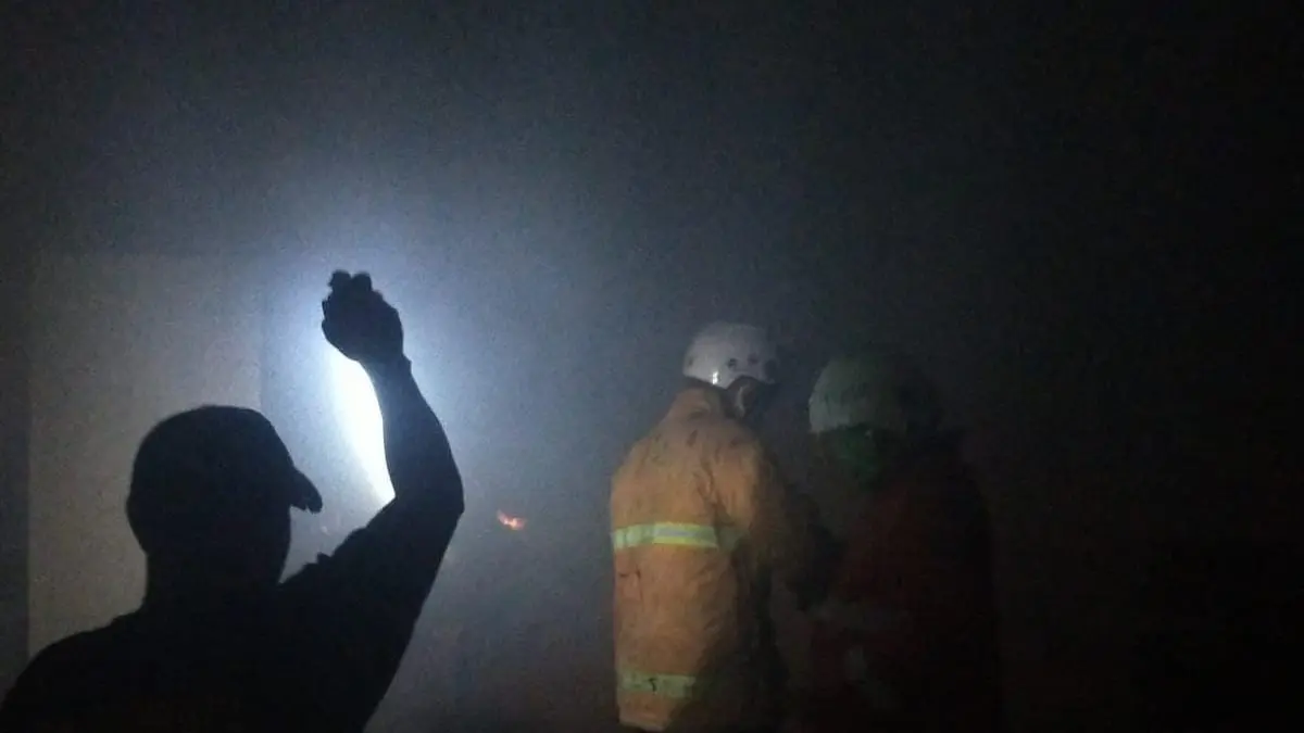 PEMBASAHAN: Petugas Damkar Kabupaten Mojokerto berusaha memadamkan api yang membakar gudang kayu di Desa Kertosari, Kecamatan Kutorejo, Selasa (11/8). (Rizal JPRM)