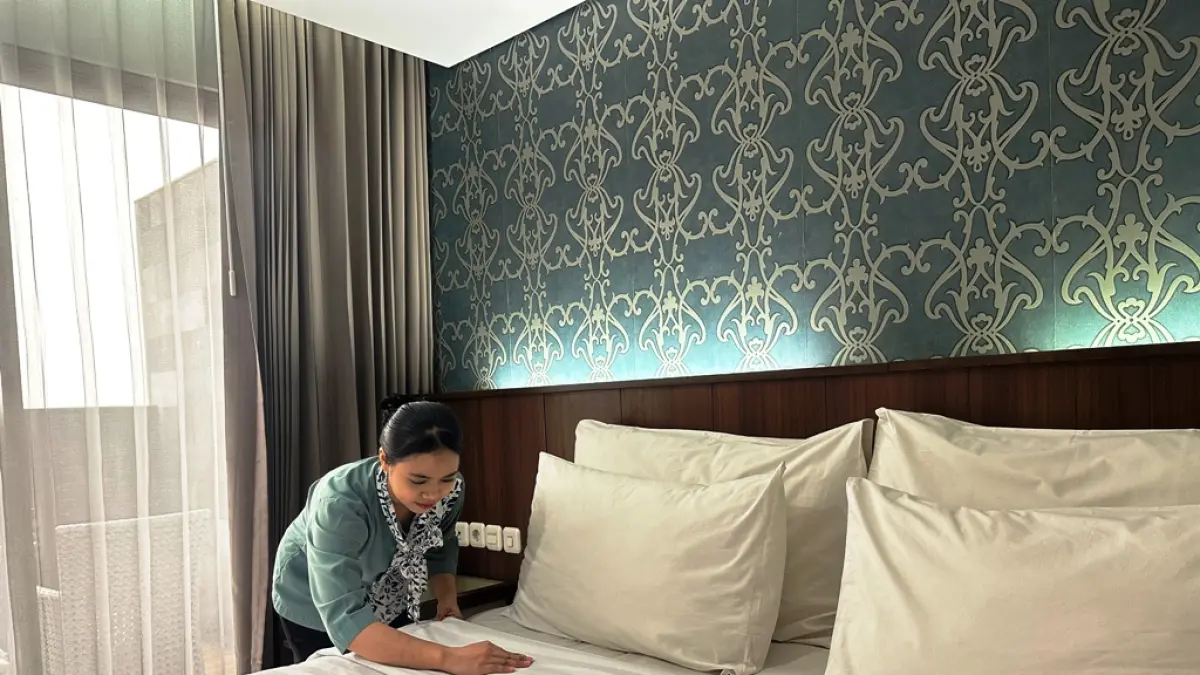 SESUAI PROSEDUR: Tim housekeeping sedang memperlihatkan tahapan detail persiapan kamar Sunrise Hotel Mojokerto, Selasa (11/8). (Dodik JPRM)