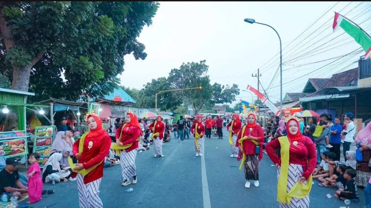 Suasana kemeriahan parade Kirab Budaya dan Carnival 2026 di Desa Kedungmaling, Kecamatan Sooko, pada Minggu (9/8).