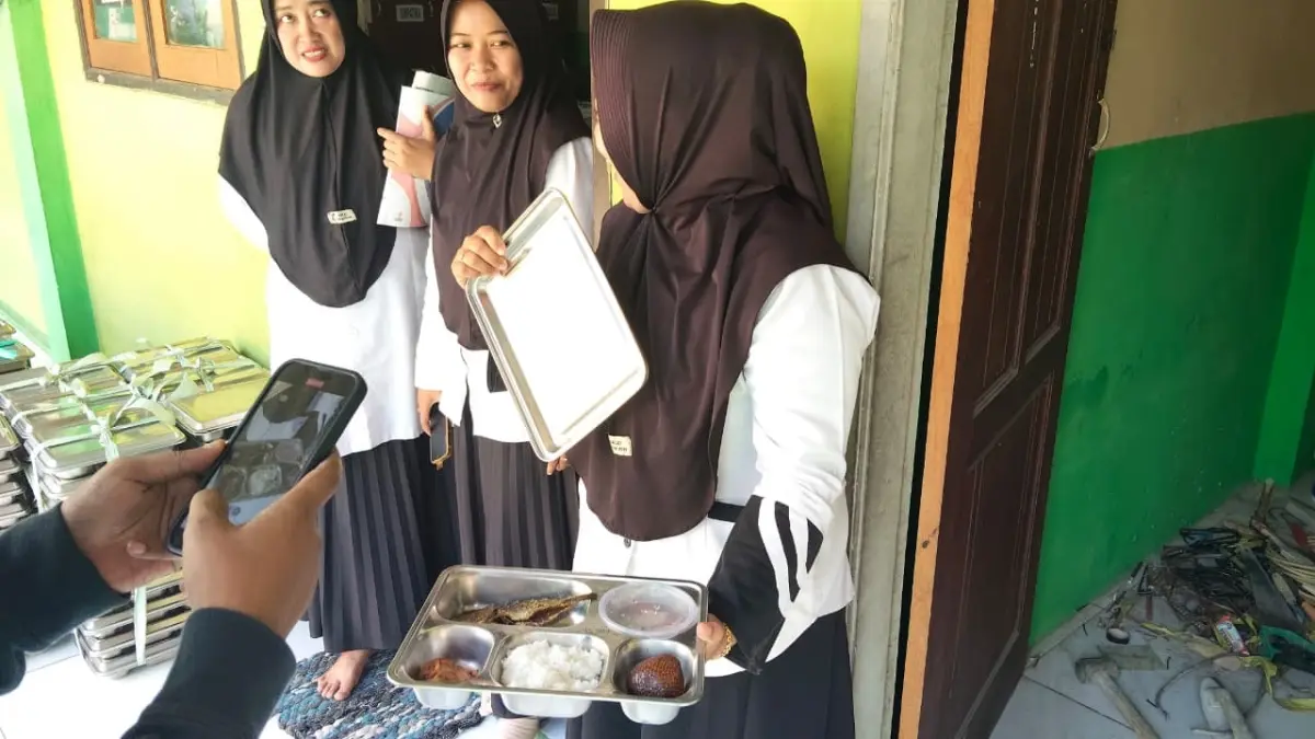 TAK DIMINATI: Ratusan ompreng di MIS An-Nur, Desa Beloh, Kecamatan Trowulan ditumpuk rapi dengan kondisi masih utuh. Siswa dan guru memilih tak menyantap makanan lantaran menu yang disajikan dinilai tak layak konsumsi, Selasa (11/8). (Indah JPRM)