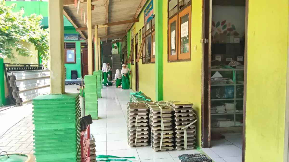 TAK DIMINATI: Ratusan ompreng di MIS An-Nur, Desa Beloh, Kecamatan Trowulan ditumpuk rapi dengan kondisi masih utuh. Siswa dan guru memilih tak menyantap makanan lantaran menu yang disajikan dinilai tak layak konsumsi, Selasa (11/8). (Indah JPRM)