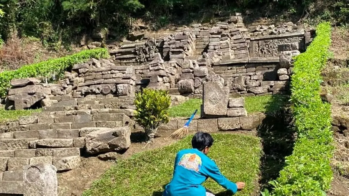 TERAWAT: Para juru pelihara dikerahkan untuk membersihkan dan mengawasi masing-masing situs cagar budaya di Gunung Penanggungan, baru-baru ini.