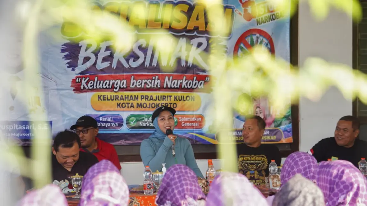 UPAYA PENCEGAHAN: Wali Kota Mojokerto Ika Puspitasari memberi sosialisasi kepada warga Kelurahan/Kecamatan Prajurit Kulon dalam forum Keluarga Bersih Narkoba, Jumat (7/8). (dok Pemkot Mojokerto for JPRM)