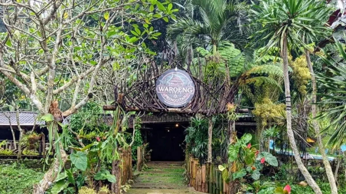Waroeng Kebun Pringgitan di Trawas menawarkan suasana asri dengan nuansa pedesaan. Pepohonan rindang dan jalan setapak menjadi daya tarik yang membuat pengunjung betah bersantai.
