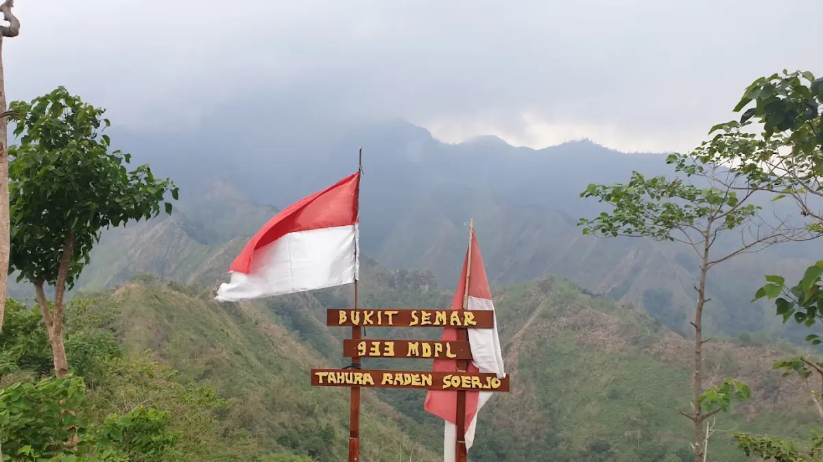 Bukit Semar di Gondang dengan ketinggian 933 mdpl. Pendakian hidden gem berpanorama indah dengan tarif super terjangkau.