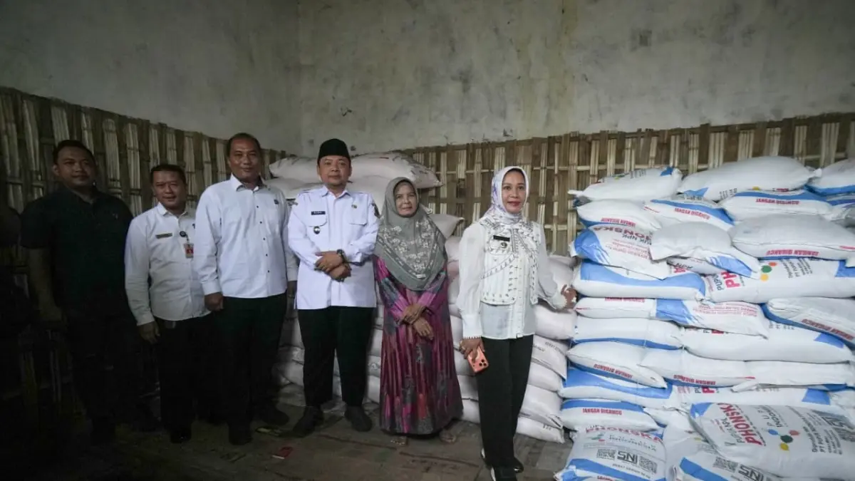 DIPANTAU: Wali Kota Mojokerto bersama tim Komisi Pengawasan Pupuk dan Pestisida (KP3) meninjau persediaan pupuk bersubsidi di CV Syfa, Kelurahan Blooto, Kecamatan Prajurit Kulon, Rabu (12/8). (dok Pemkot Mojokerto for JPRM)