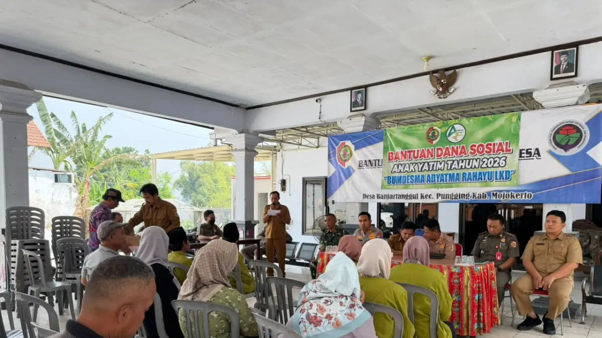 EDUKASI: Satpol PP Kabupaten Mojokerto bersama Dinkes, forkopimca Pungging&nbsp;mengedukasi pemilik kos-kosan agar turut menekan penyebaran HIV di bumi Majapahit, Selasa (11/8). (Dori JPRM)
