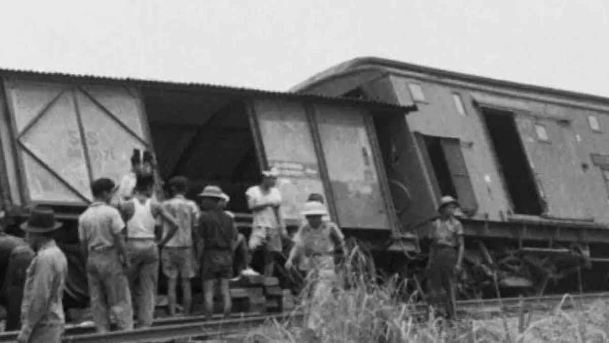 GERILYA: Sabotase yang dilakukan Pasukan Kucing Hitam pimpinan Kapten Kamas Setyoadi dengan merusak jalur kereta yang menyebabkan lokomotif Belanda terguling.