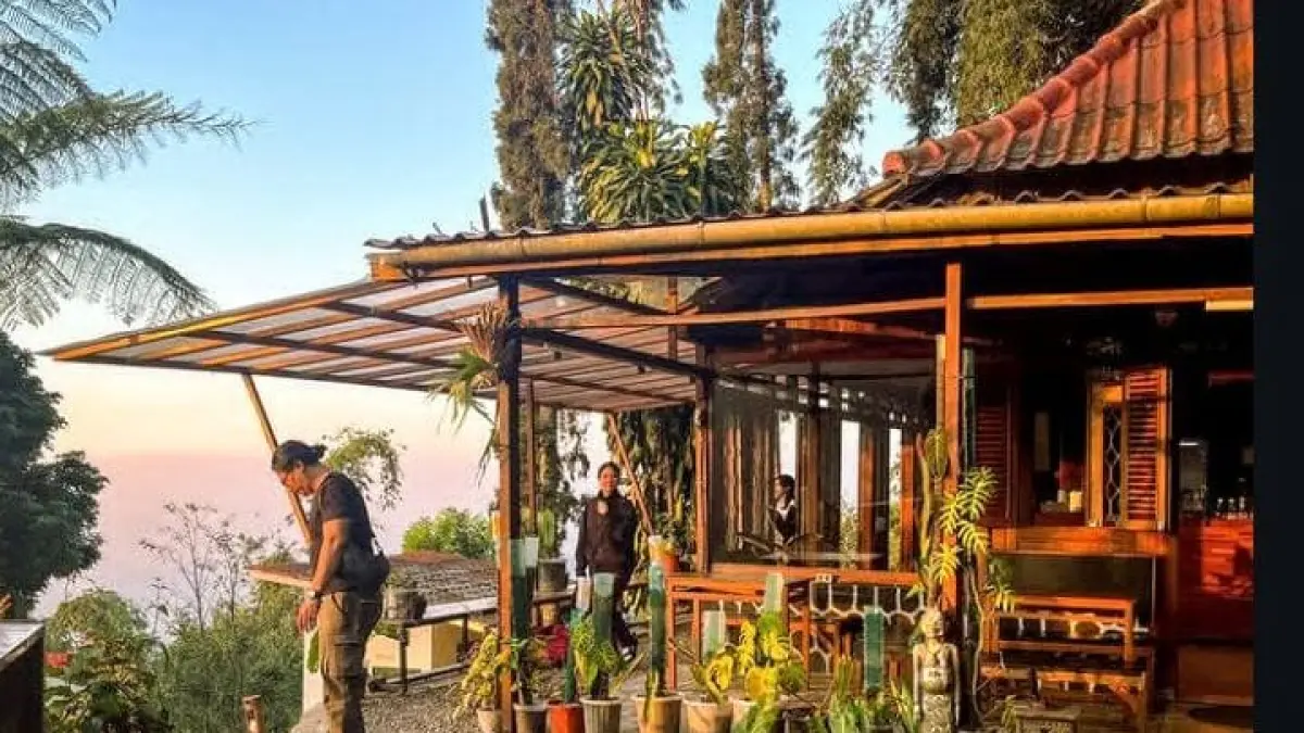 Keindahan panorama alam di area Kopi Dari Hati Rindu Alam Pacet, Menciptakan suasana nyaman, santai dan menyatu dengan alam.