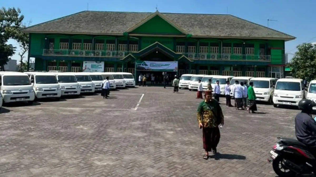 MOBIL LAYANAN UMAT: Sebanyak 18 unit Mobil Layanan Umat diparkir di halaman PCNU Kabupaten Mojokerto untuk selanjutkan dibagikan kepada 18 MWC pada Minggu (26/7) lalu. (Moch Chariris JPRM)