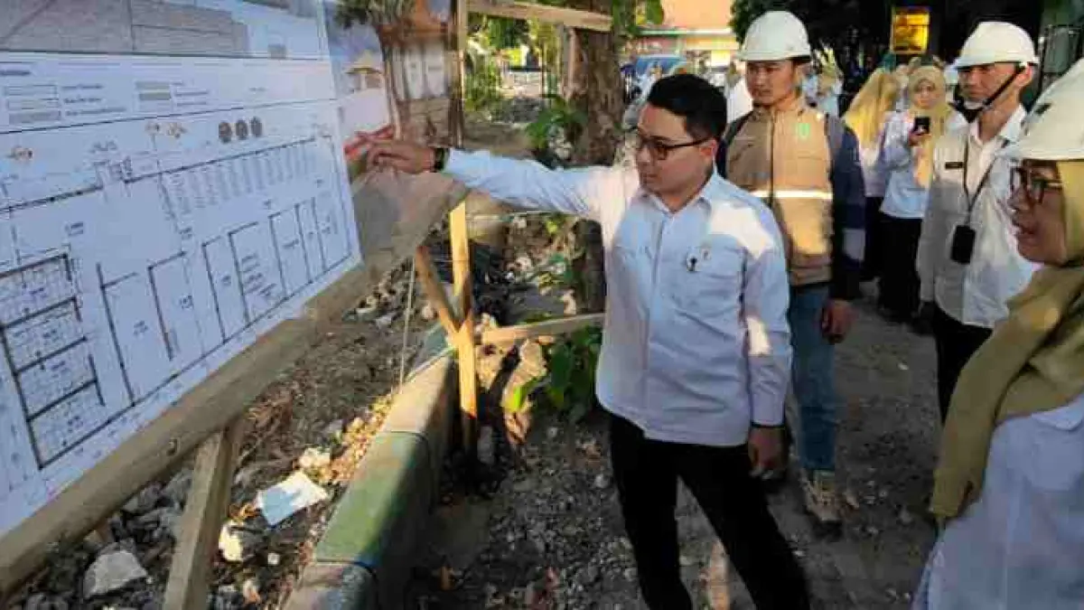 PERKUAT LAYANAN MASYARAKAT: Bupati Muhammad Albarraa didampingi kepala dinas Kesehatan Dyan Anggrahini Sulistyowati, dan kepala OPD terkait melakukan groundbreaking pembangunan gedung baru Puskesmas Kupang, Kecamatan Jetis senilai Rp 1,4 miliar, pada Rabu sore (12/8).