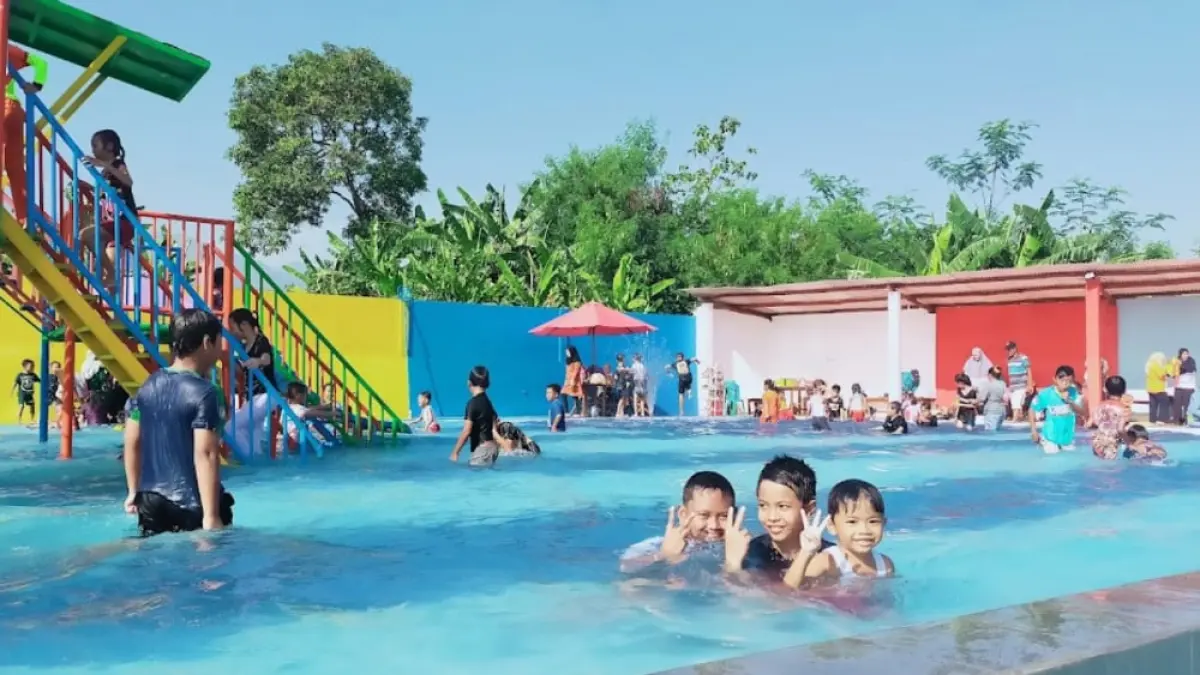 Pengunjung menikmati kolam renang Kebun Pandansari, Gondang, Mojokerto, yang dilengkapi wahana air untuk menambah keseruan bermain bersama keluarga.