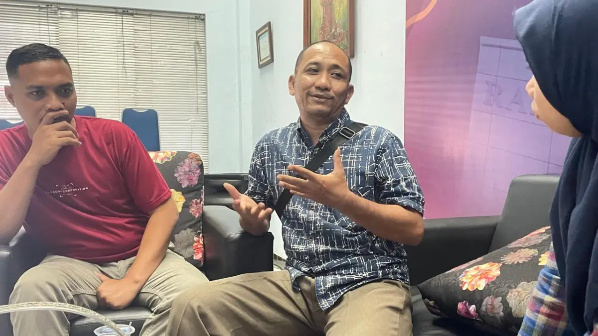 PERMOHONAN MAAF: PIC SPPG Beloh Ahmad Dhuha saat memberikan keterangan resmi di kantor Jawa Pos Radar Mojokerto, Rabu (12/8).  