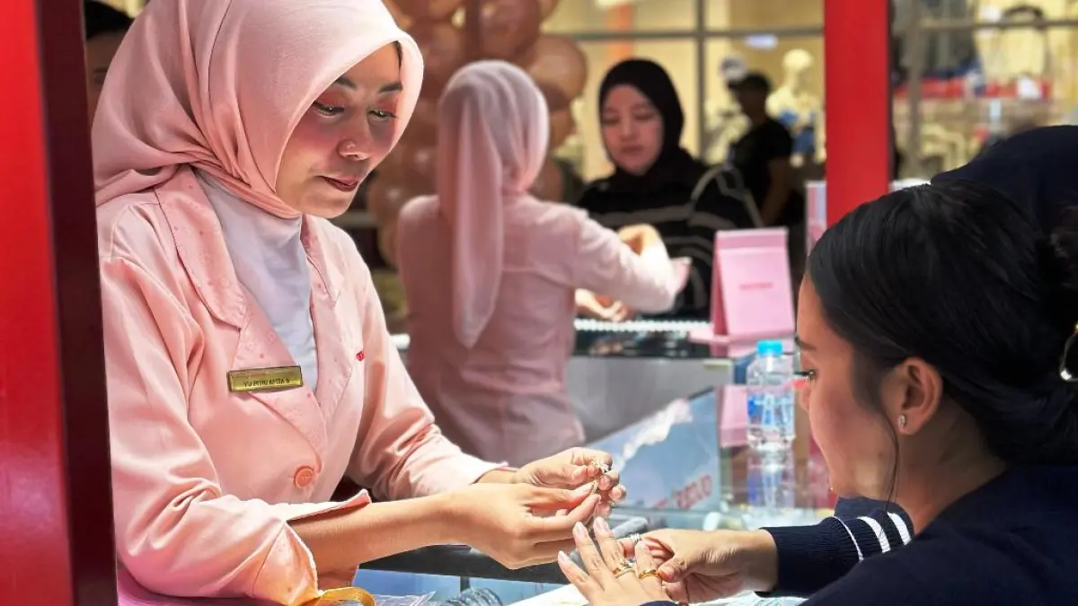 RAMAH: Petugas yang ramah akan lebih memanjakan Anda saat memilih perhiasan yang Anda minati.