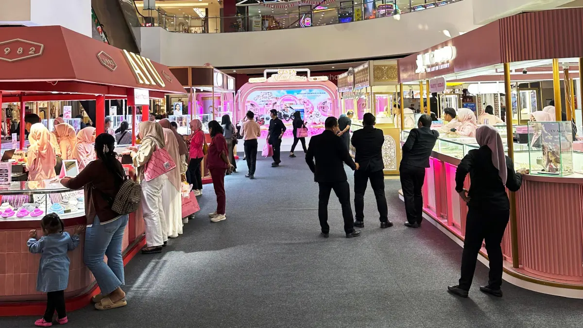RAMAI: Pesta Kilau Emas by Wahyu Redjo di Grand Atrium Sunrise Mall Mojokerto yang ramai pengunjung sejak awal buka, Rabu (12/8).