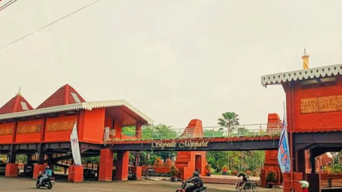 Skywalk Alun-Alun menawarkan tempat bersantai sambil menikmati suasana Alun-Alun Mojokerto