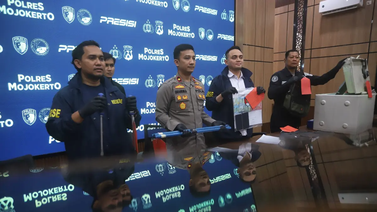 TERUNGKAP: Wakapolres Mojokerto Kompol Grandika Indera Waspada didampingi Kasatreskrim AKP Aldhino Prima Wirdhan menyampaikan pengungkapan kasus sindikat pembobol brankas di Universitas KH Abdul Chalim (UAC) pada pers rilis, Rabu (12/8). (Sofan JPRM)