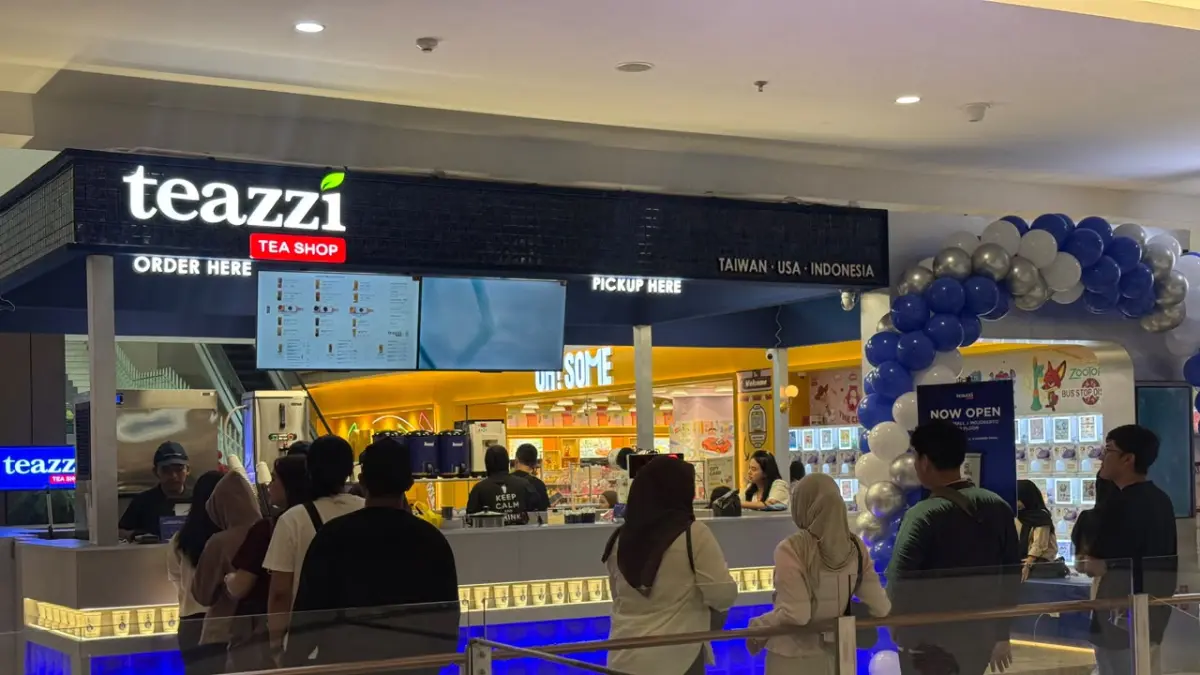ANTRE: Awal pembukaan kemarin sudah banyak pengunjung yang antri untuk menikmati menu Teazzi.