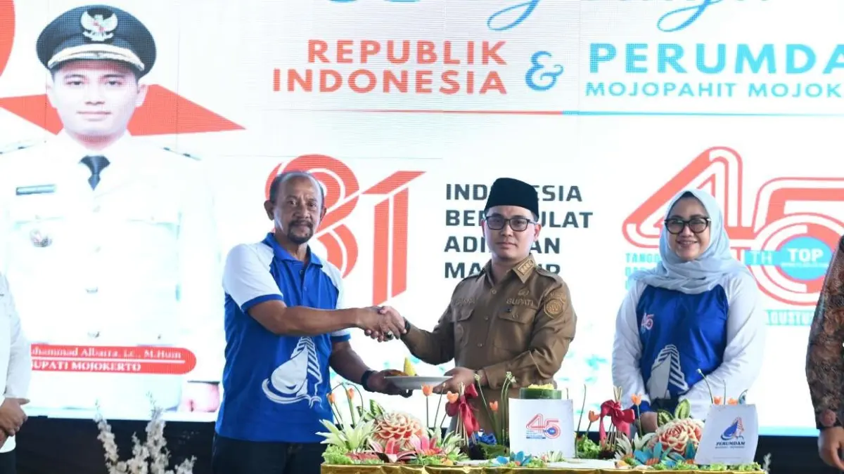 APRESIASI: Bupati Mojokerto Dr H Muhammad Albarraa, Lc, M.Hum memberikan potongan tumpeng kepada Direktur Perumdam Mojopahit Fayakun Hidayat, SH, menandai Peringatan Hari Jadi ke-45 Perumdam Mojopahit Kabupaten Mojokerto. (Basuni JPRM)