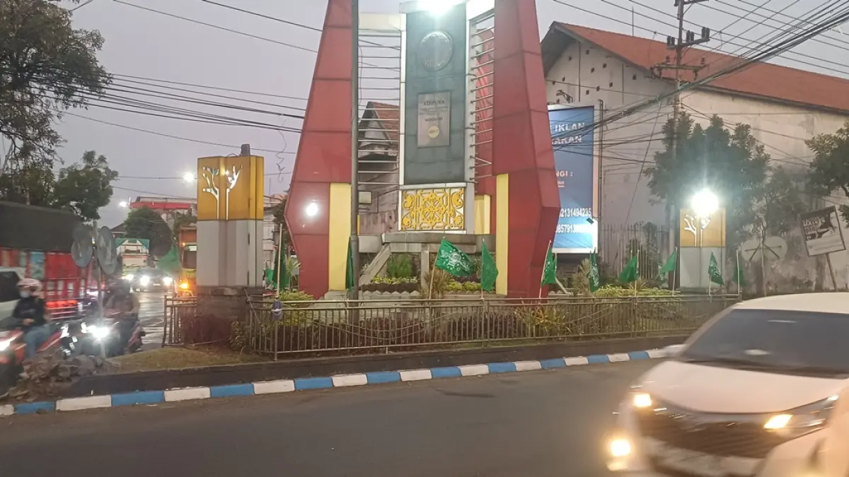 BENTUK KHIDMAH: Deretan bendera NU berkibar mengelilingi Tugu Adipura di kawasan Taman Lalu Lintas Mojosari, Kamis (13/8). Pemasangan bendera tersebut sekaligus menyambut Muktamar ke-35 NU di Pondok Pesantren Bahrul Ulum Tambakberas, Jombang.