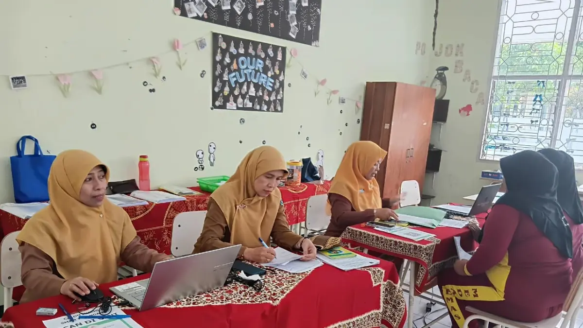 DIBATASI WAKTU: Guru di salah satu SMA negeri saat melakukan kegiatan pembelajaran, Kamis (13/8).&nbsp;