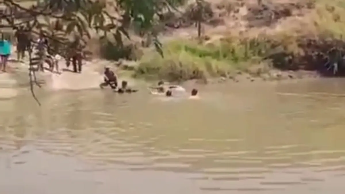 DITEMUKAN: Petugas gabungan saat melakukan pencarian korban tenggelam di aliran sungai di Desa Sampangagung, Kecamatan Kutorejo, Kabupaten Mojokerto, Kamis (13/8). (Rizal JPRM)