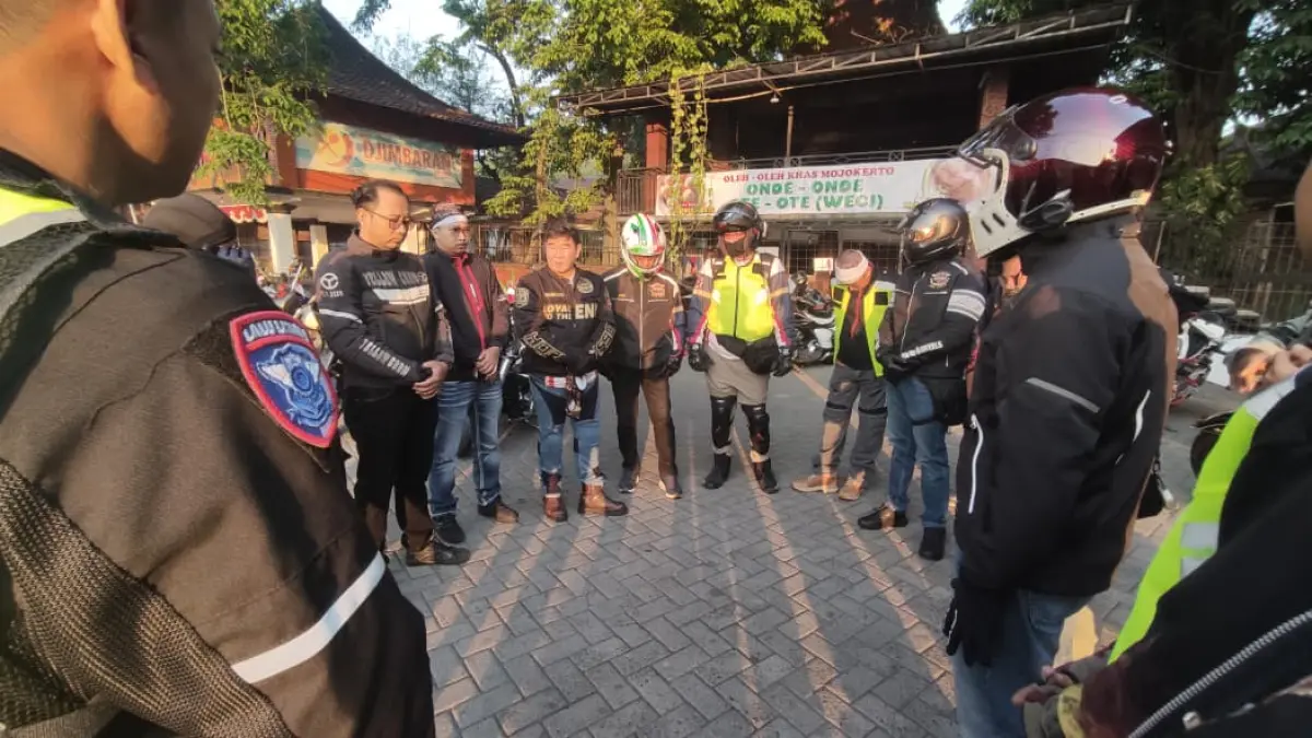 GAS BALI: Ketua HDCI Mojokerto Raya Soegianto membriefing anggota menjelang keberangkatan menuju Bali di area Bypass Kota Mojokerto, Kamis (13/8). (Arief Hikmawan/JPRM)