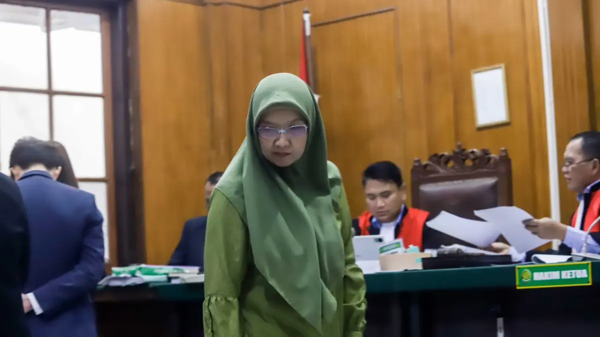 Kesaksian Indah Utami orang kepercayaan Nany Widjaja yang hadir di persidangan, dengan membawa dokumen-dokumen yang tercecer.