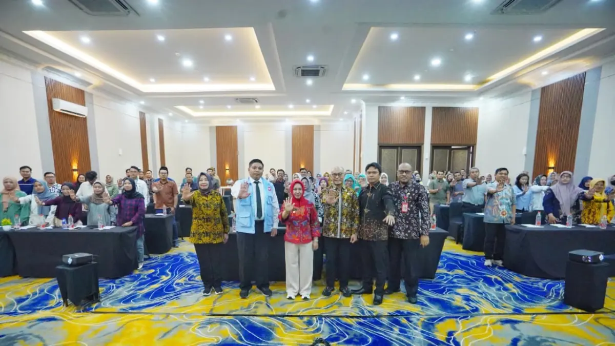 KOMITMEN: Wali Kota Mojokerto Ika Puspitasari bersama puluhan penyedia barang dan jasa saat sosialisasi tata kelola pengadaan yang bersih dan berintegritas di Lynn Hotel Mojokerto, Kamis (13/8). (dok Pemkot for JPRM)