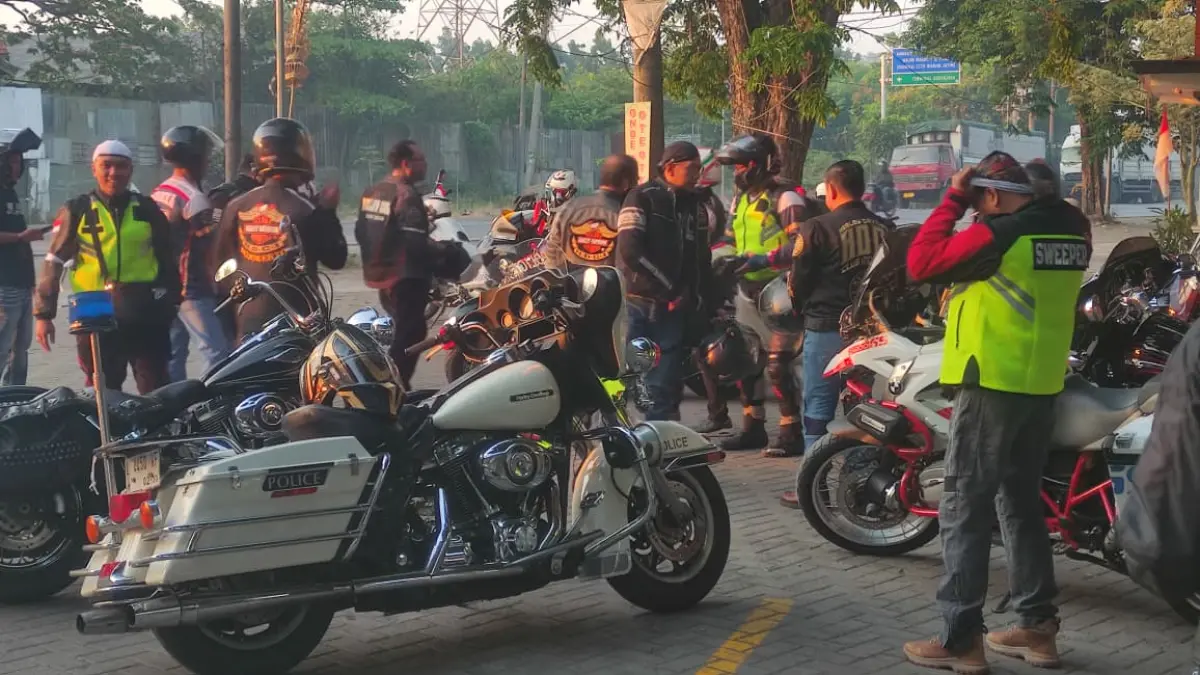 KUDA BESI: Anggota HDCI Mojokerto Raya bersiap diri menjelang keberangkatan ke Bali, di area Bypass Kota Mojokerto, Kamis (13/8). 