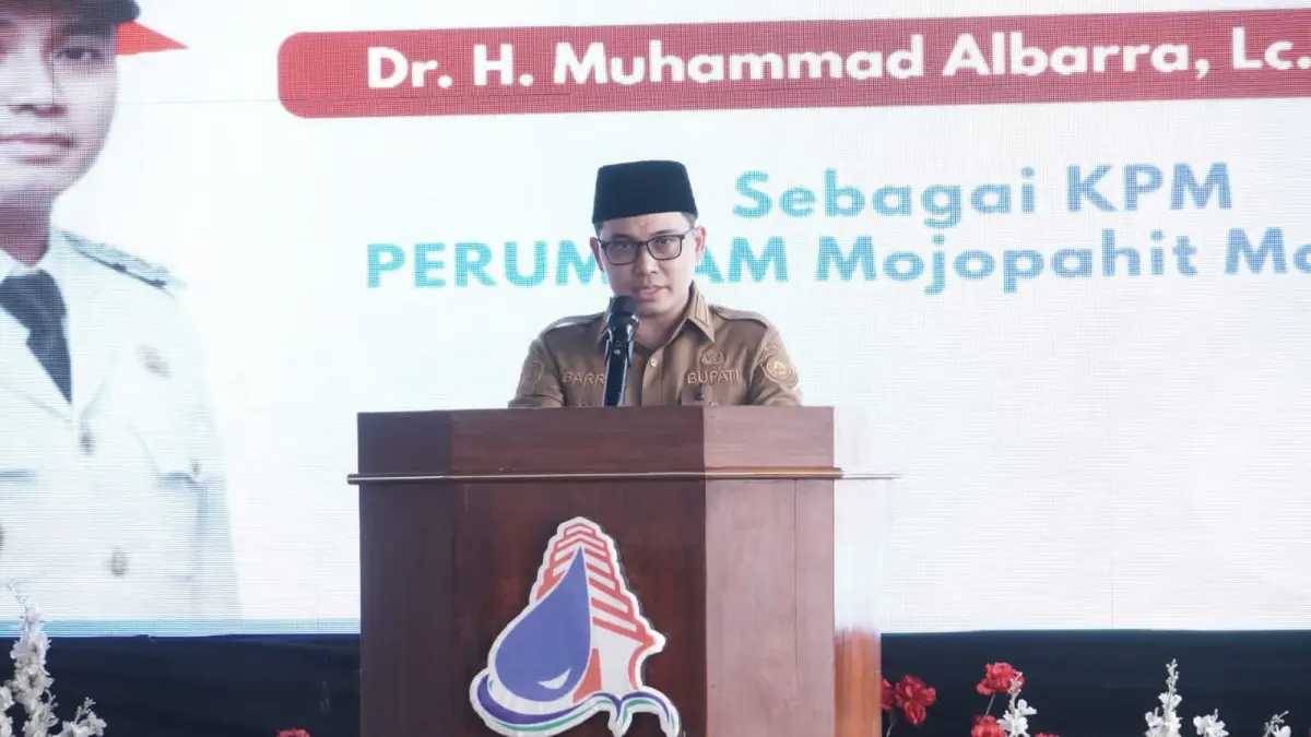 MOTIVASI: Bupati Mojokerto Dr H Muhammad Albarraa, Lc, M.Hum, memberikan sambutan Peringatan Hari Jadi ke-45 Perumdam Mojopahit Kabupaten Mojokerto.