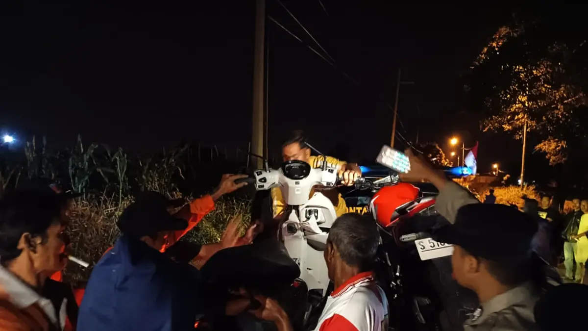 NAHAS: Petugas Polsek Gondang mengevakuasi dua kendaraan bermotor yang terlibat kecelakaan di Jalan Desa Kebontunggul, Kecamatan Gondang, Kabupaten Mojokerto, Rabu (12/8) malam. (RIzal JPRM)
