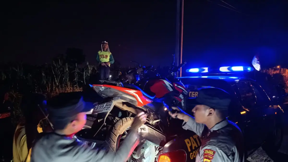 NAHAS: Petugas Polsek Gondang mengevakuasi dua kendaraan bermotor yang terlibat kecelakaan di Jalan Desa Kebontunggul, Kecamatan Gondang, Kabupaten Mojokerto, Rabu (12/8) malam. (Rizal JPRM)