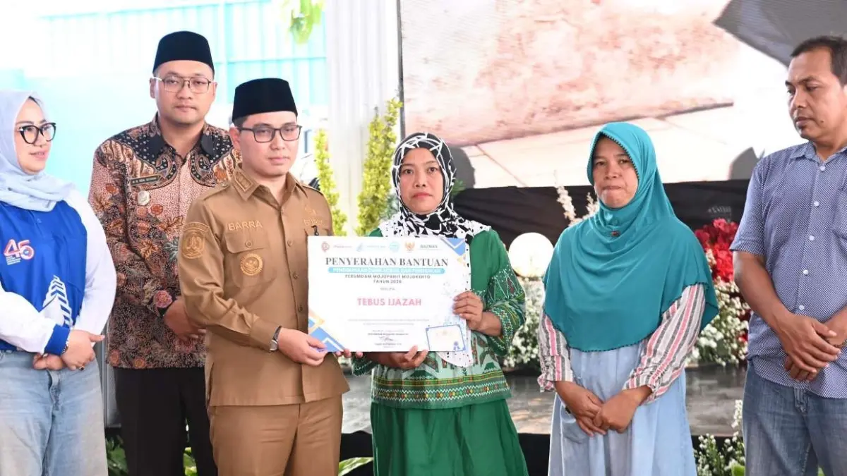PEDULI: Bupati Mojokerto Dr H Muhammad Albarraa, Lc, M.Hum, memberikan bantuan tebus ijazah secara simbolis.
