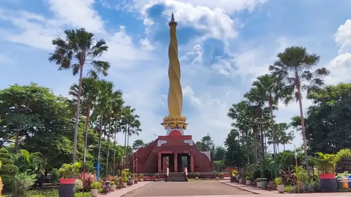 Penampakan Monumen Alun-Alun Mojokerto yang Menjulang Tinggi
