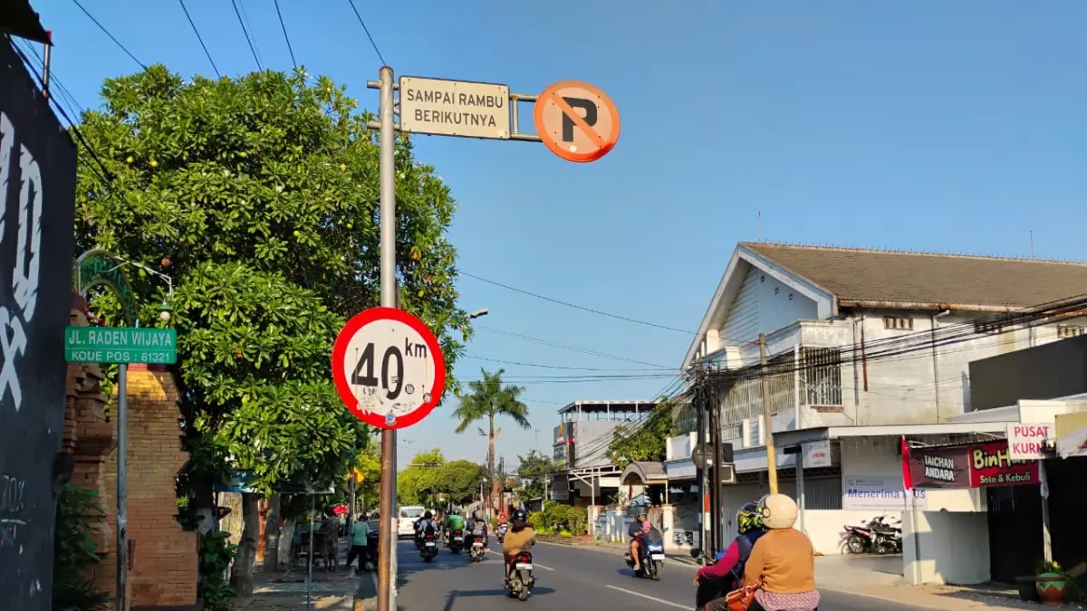 RAMBU LARANGAN: Rambu dilarang parkir terpasang di Jalan Raden Wijaya, Kota Mojokerto. Kendaraan dilarang parkir di bahu sepanjang bahu jalan tersebut. (Martda JPRM)