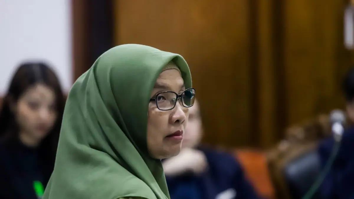Saksi memberikan keterangan dalam sidang gugatan PT JFC terhadap Nany Widjaja di Pengadilan Negeri Surabaya, Rabu (12/8).