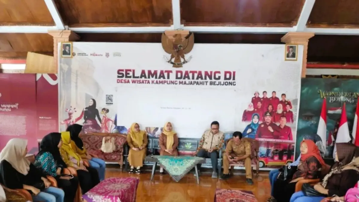 SINKRONISASI: Pemdes Bejijong bersama bidan desa dan para kader kesehatan menggelar sosialisasi digitalisasi posyandu di balai desa, Senin (10/8) lalu. (Martda JPRM)