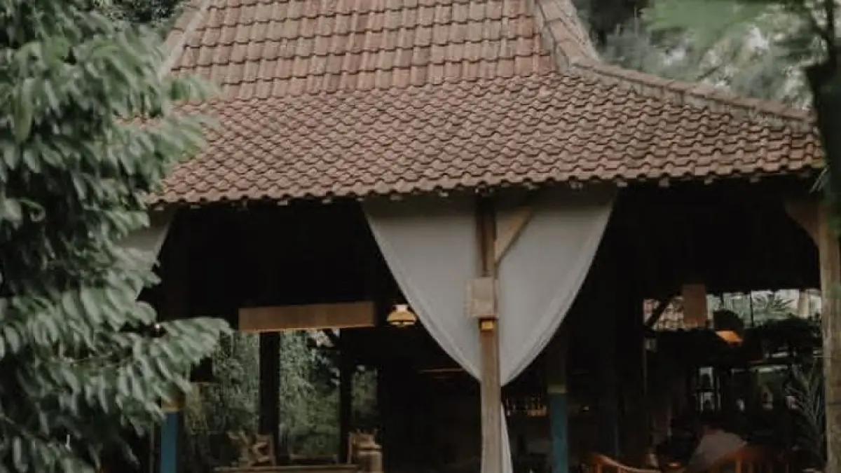 Suasana syahdu ala Jawa Tengah di Pacet Mojokerto, Kopi Desa memiliki rumah Joglo yang menambah kesan estetik budaya jawa.