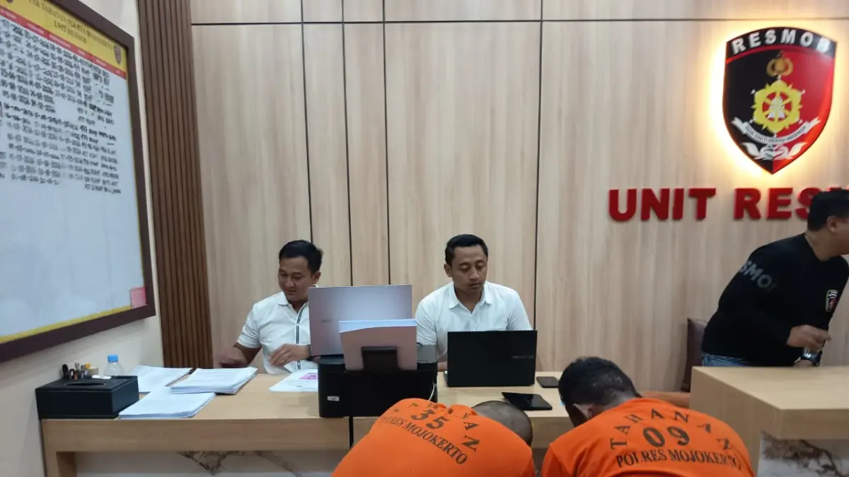 TERTUNDUK: Dua dari tiga tersangka yang berhasil diringkus Satreskrim Polres Mojokerto diperiksa di ruang penyidik unit resmob, Rabu (12/8). (Rizal JPRM)