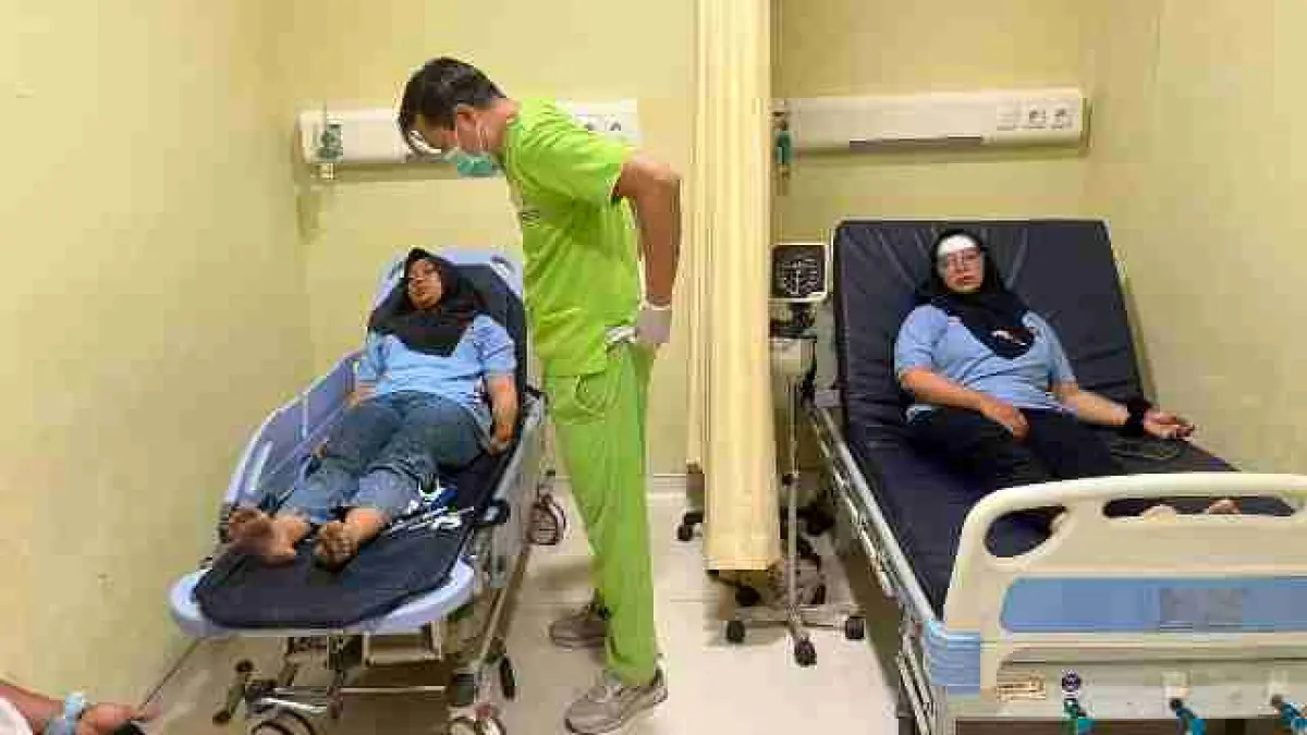 DALAM PEMULIHAN: Kondisi Robiatul Adawiyah (kanan) saat dilarikan ke rumah sakit untuk mendapatkan pertolongan pertama, Kamis (13/8) malam. (Indah JPRM) 
