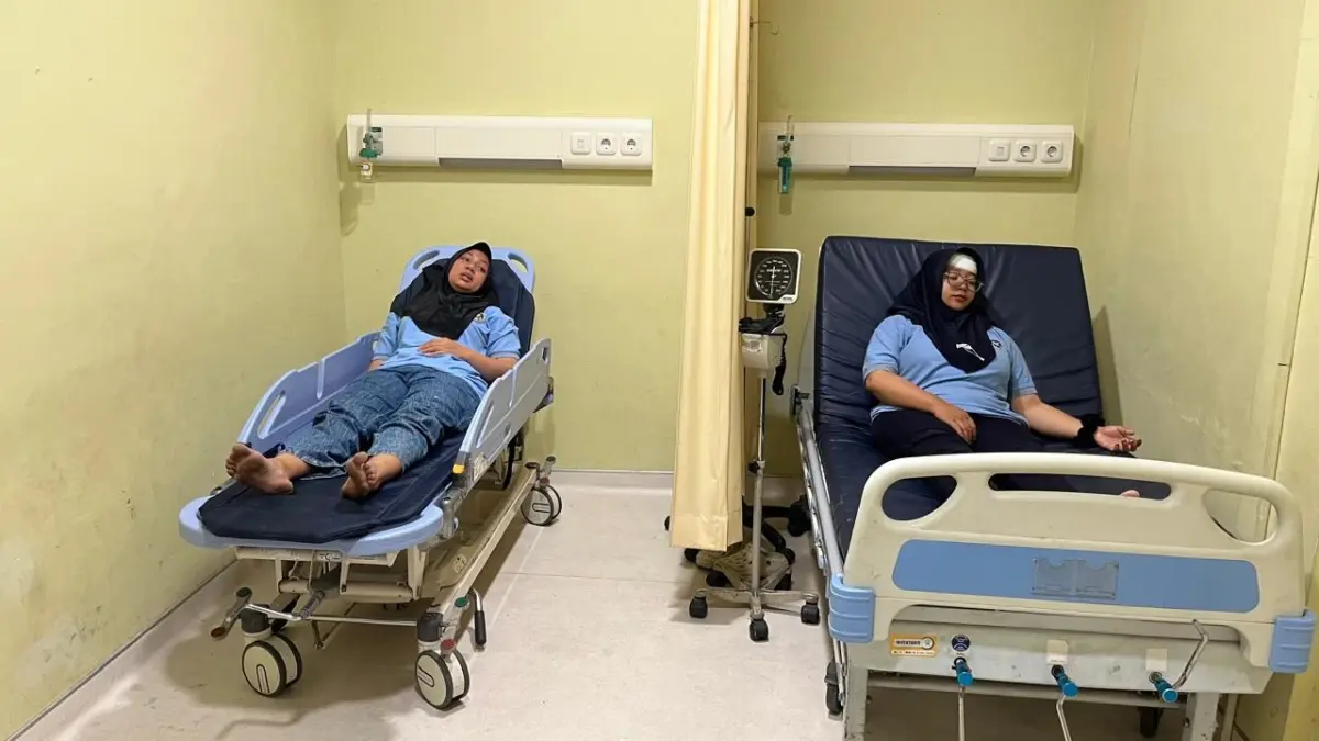 DALAM PEMULIHAN: Kondisi Robiatul Adawiyah (kanan) saat dilarikan ke rumah sakit untuk mendapatkan pertolongan pertama, Kamis (13/8) malam. (Indah JPRM) 