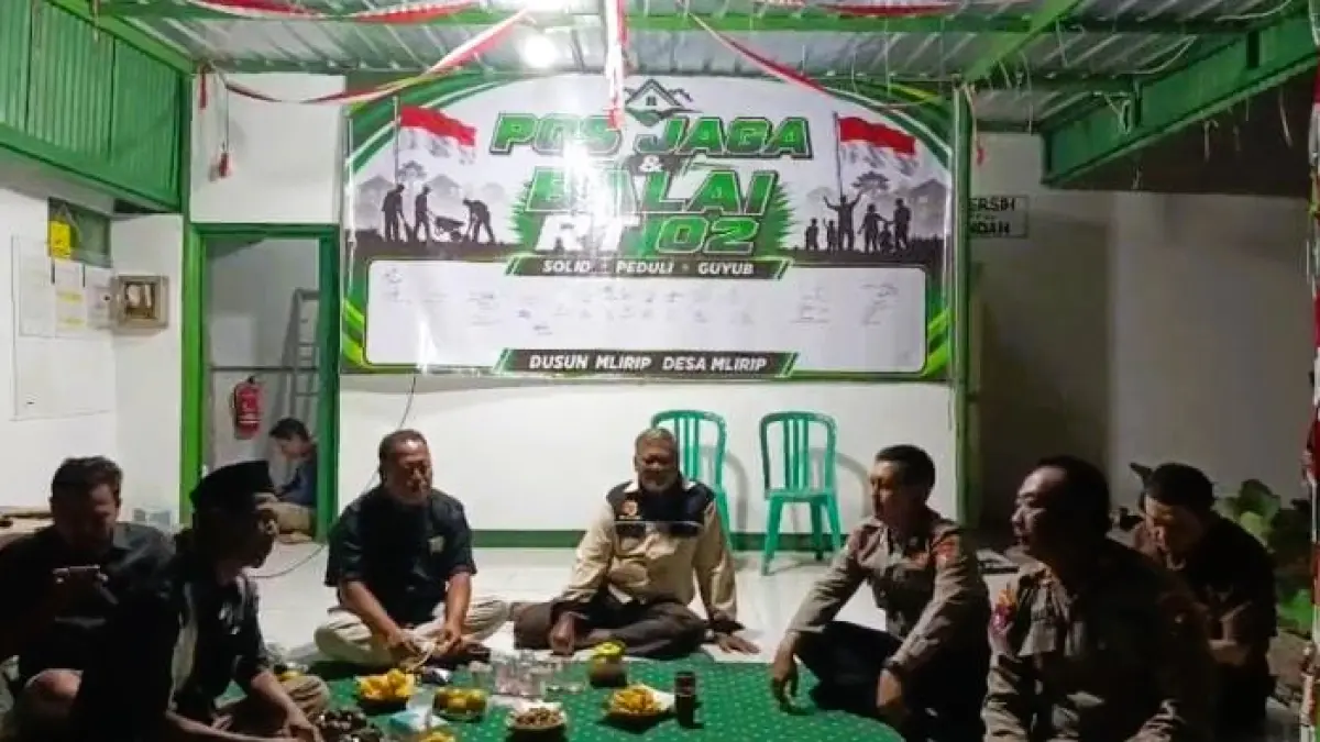 GANDENG WARGA: Satbinmas Polres Mojokerto Kota berembuk bersama warga di pos ronda Dusun/Desa Mlirip, Kecamatan Jetis, Rabu (12/8) malam. (Martda JPRM)