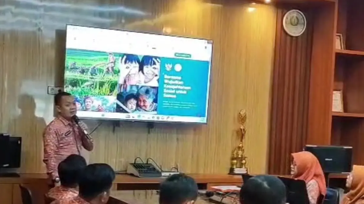 JEMPUT BOLA: Kepala Dispendukcapil Kabupaten Mojokerto, Norman Handhito melakukan koordinasi dengan perwakilan camat untuk membuka layanan malam hari di kantor Dispendukcapil pada Jumat&nbsp;(14/8). (Dori JPRM)