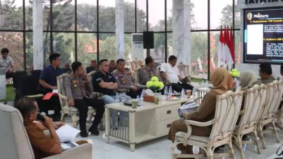 KOMITMEN: Polres Mojokerto bersama Pemkab Mojokerto melaksanakan silaturahmi dan koordinasi dalam rangka membahas pengendalian aktivitas pertambangan Mineral Bukan Logam dan Batuan (MBLB)di Ruang Presisi Polres Mojokerto, Selasa (11/8).